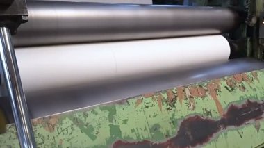 Doğru gerilimi yaratmak ve daha sonra yüksek hızda basmadan önce ayarlamak için beyaz kağıt üzerinde çalışan dört renkli modern bir baskı makinesi. Kolkata, Batı Bengal, Hindistan 'da çekildi..