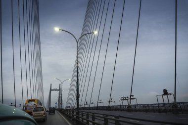 Howrah, Batı Bengal, Hindistan - 4 Ağustos 2020: 2. Hoogly Köprüsü, vidyasagar setu, mavi saat. Muson stok imajı.