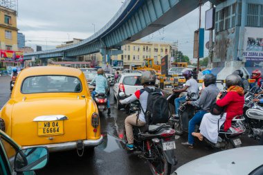 Kolkata, Batı Bengal, Hindistan - 6 Ağustos 2019: AJC Bose karayolu üstgeçidinden geçen sarı taksi, Kolkata karayolunun yoğun trafiği.