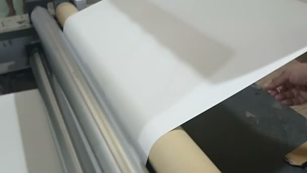 Техник Проверяет Напряжение Бумажном Рулоне Катаясь Бумагопечатной Машине Съемки Калькутте — стоковое видео