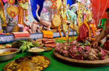 Howrah, Batı Bengal, Hindistan - 25 Ekim 2020: Durga puja sırasında tanrıça Durga 'ya tapınılan çeşitli meyveler, Bengal yemekleri, çiçekler, tatlılar ve sariler sunulmaktadır. En büyük Hindu festivali..