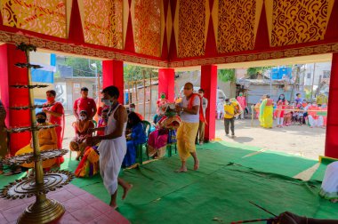 Howrah, Batı Bengal, Hindistan - 25 Ekim 2020: Vog, kutsal yemek maskeli Hindu dindarlar tarafından Durga Tanrıçası 'na taşınıyor. Durga Puja Corona virüs salgınında Kolkata festivali.