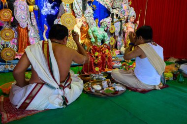 Howrah, Batı Bengal, Hindistan - 24 Ekim 2020: Hindu rahiplere tapınarak Tanrıça Durga 'nın Pran protistha' sı, Durga Puja festivali.