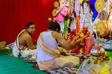 Howrah, Batı Bengal, Hindistan - 24 Ekim 2020: Hindu rahiplere tapınarak Tanrıça Durga 'nın Pran protistha' sı, Durga Puja festivali.
