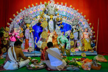 Howrah, Batı Bengal, Hindistan - 24 Ekim 2020: Hindu rahiplere tapınarak Tanrıça Durga 'nın Pran protistha' sı, Durga Puja festivali.