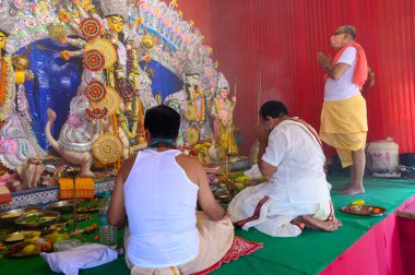 Howrah, Batı Bengal, Hindistan - 25 Ekim 2020: Hindu rahipler tanrıça Durga 'ya tapıyorlar. İbadet ederken, özgürlükler zamiridir. Coronavirüs salgınında Puja.