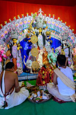 Howrah, Batı Bengal, Hindistan - 24 Ekim 2020: Belpata ile Tanrıça Durga 'ya dokunmak. Durga Puja Festivali 'nde Hindu rahiplere taparak Tanrıça Durga' nın Protistha 'sı..