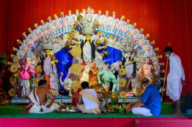 Howrah, Batı Bengal, Hindistan - 24 Ekim 2020: Hindu rahiplere tapınarak Tanrıça Durga 'nın Pran protistha' sı, Durga Puja festivali.