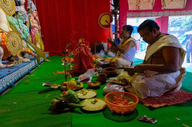 Howrah, Batı Bengal, Hindistan - 24 Ekim 2020: Hindu rahiplere tapınarak Tanrıça Durga 'nın Pran protistha' sı, Durga Puja festivali.