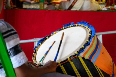 Tanrıça Durga Hindu rahipler tarafından ibadet edilirken Dhaaki dhaak oynuyor. Coronavirüs salgınında Puja.