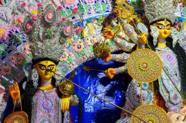 Belpata ile Tanrıça Laxmi 'ye dokunmak. Hindu rahiplerin Pran protistha' sı, Durga Puja festivali Howrah, Batı Bengal, Hindistan 'da..
