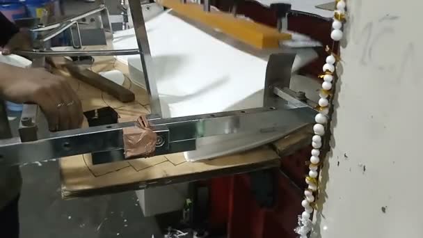 Trabalhador Fabricação Papel Branco Feito Papel Usando Máquina Fabricação Branco — Vídeo de Stock
