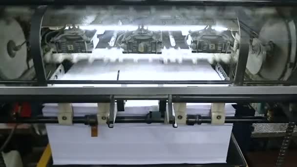 Una Moderna Máquina Impresión Cuatro Colores Que Funciona Alta Velocidad — Vídeo de stock