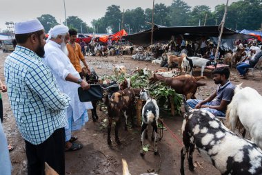 Kolkata, Batı Bengal, Hindistan - 11 Ağustos 2019: Satıcı ve alıcı, 