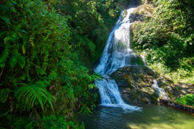 Kanchenjunga Şelalesi, büyük bir şelale kayalık bir dağ yüzeyi üzerinde akan şelale Thingle, Batı Sikkim, Hindistan. Sikkim küçük ve büyük şelalelerle dolu. Sikkim şelalelerle dolu..