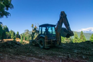 Sikkim, Hindistan - 20.10.2016: Himalaya dağlarında Sikkim 'e giden toprak kayması sonrasında tamir edilen dağ yolu. Küresel ısınma, şiddetli yağış ve iklim değişikliğinin etkileri.