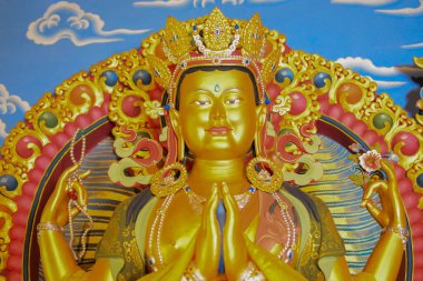 Rinchenpong, Sikkim, Hindistan - 19 Ekim 2016: Güzel Rinchen Chholing Manastırı 'nda Gautam Buddha. Rinchenpong, Sikkim, Hindistan. Budist dini sanatlar ve el sanatları. İzinle resim çekimi.