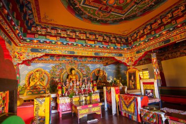 Rinchenpong, Sikkim, Hindistan - 18 Ekim 2016: Güzel Rinchen Chholing Manastırı 'nda Gautam Buddha. Rinchenpong, Sikkim, Hindistan. Budist dini sanatlar ve el sanatları. İzinle resim çekimi.
