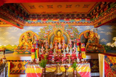 Rinchenpong, Sikkim, Hindistan - 18 Ekim 2016: Güzel Rinchen Chholing Manastırı 'nda Gautam Buddha. Rinchenpong, Sikkim, Hindistan. Budist dini sanatlar ve el sanatları. İzinle resim çekimi.