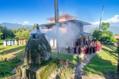 Rinchenpong, Sikkim, Hindistan - 18.10.2016: Lamas adı verilen dindar Budist rahipler, Rinchenpong Manastırı 'nın etrafında daireler çizerek günlük sabah namazlarını kılıyor. Kutsal duman sahneyi kaplıyor..