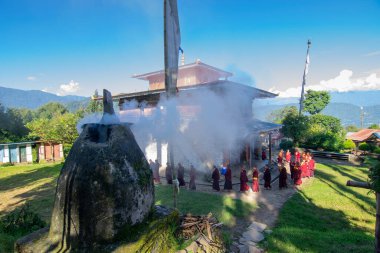 Rinchenpong, Sikkim, Hindistan - 18.10.2016: Lamas adı verilen dindar Budist rahipler, Rinchenpong Manastırı 'nın etrafında daireler çizerek günlük sabah namazlarını kılıyor. Kutsal duman sahneyi kaplıyor..