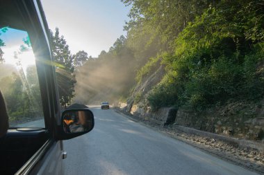 Sikkim, Hindistan - 15.10.2016: Sikkim yolu üzerindeki Himalaya dağlarında yeniden inşa edilmiş yoldan geçen araba. Küresel ısınma, şiddetli yağış ve iklim değişikliğinin etkileri.