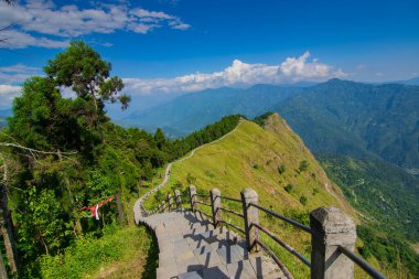 Ufuktaki Himalaya dağlarına doğru ilerleyen merdivenler, Tarey Bhir noktası, ünlü turistik nokta, Sikkim, Hindistan. 'Bhir' kelimesi yerel Nepal dilinde uçurum anlamına geliyor, turistler için uzun bir yol..