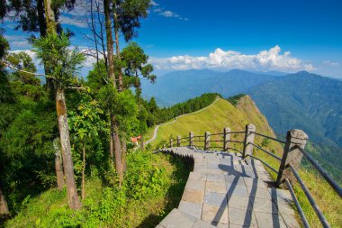 Ufuktaki Himalaya dağlarına doğru giden merdivenler ve mavi gökyüzü, Tarey Bhir noktası, ünlü turistik nokta, Sikkim, Hindistan. Bhir, yerel Nepal dilinde uçurum demek, turistler için uzun bir yol..