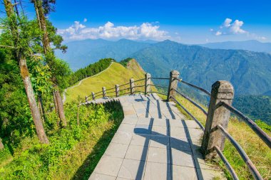 Ufuktaki Himalaya dağlarına doğru ilerleyen merdivenler, Tarey Bhir noktası, ünlü turistik nokta, Sikkim, Hindistan. 'Bhir' kelimesi yerel Nepal dilinde uçurum anlamına geliyor, turistler için uzun bir yol..