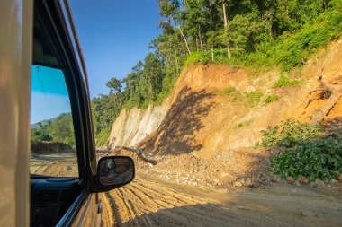 Himalaya Dağları 'ndan Sikkim' e giden yolda yeniden inşa edilmiş yoldan geçen araba. Küresel ısınma, sağanak yağış ve iklim değişikliğinin etkileri. Sikkim, Hindistan.
