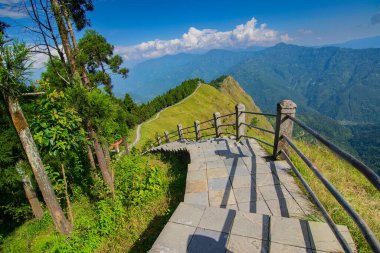 Ufuktaki Himalaya dağlarına doğru ilerleyen merdivenler, Tarey Bhir noktası, ünlü turistik nokta, Sikkim, Hindistan. 'Bhir' kelimesi yerel Nepal dilinde uçurum anlamına geliyor, turistler için uzun bir yol..