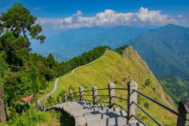 Ufuktaki Himalaya dağlarına doğru ilerleyen merdivenler, Tarey Bhir noktası, ünlü turistik nokta, Sikkim, Hindistan. 'Bhir' kelimesi yerel Nepal dilinde uçurum anlamına geliyor, turistler için uzun bir yol..