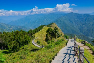 Ufuktaki Himalaya dağlarına doğru ilerleyen merdivenler, Tarey Bhir noktası, ünlü turistik nokta, Sikkim, Hindistan. 'Bhir' kelimesi yerel Nepal dilinde uçurum anlamına geliyor, turistler için uzun bir yol..