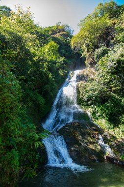 Kanchenjunga Şelalesi, büyük bir şelale kayalık bir dağ yüzeyi üzerinde akan şelale Thingle, Batı Sikkim, Hindistan. Sikkim küçük ve büyük şelalelerle dolu. Sikkim şelalelerle dolu..
