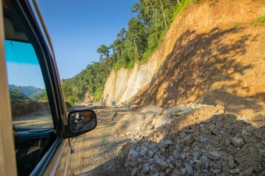 Himalaya Dağları 'ndan Sikkim' e giden yolda yeniden inşa edilmiş yoldan geçen araba. Küresel ısınma, sağanak yağış ve iklim değişikliğinin etkileri. Sikkim, Hindistan.