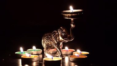 Diyas, dekoratif lambalar diwali, deep abali festivali sırasında küçük fillerle aydınlatılıyor. İyinin kötülüğe karşı, ışığın karanlığa karşı zaferini simgeler. Dipawali ışıkları koyu arka planda, Hindistan.