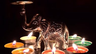 Diyas, dekoratif lambalar diwali, deep abali festivali sırasında küçük fillerle aydınlatılıyor. İyinin kötülüğe karşı, ışığın karanlığa karşı zaferini simgeler. Dipawali ışıkları koyu arka planda, Hindistan.