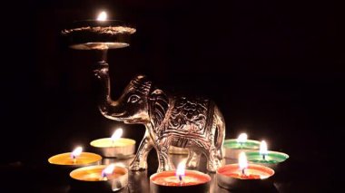 Diyas, dekoratif lambalar diwali, deep abali festivali sırasında küçük fillerle aydınlatılıyor. İyinin kötülüğe karşı, ışığın karanlığa karşı zaferini simgeler. Dipawali ışıkları koyu arka planda, Hindistan.