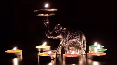 Diyas, dekoratif lambalar diwali, deep abali festivali sırasında küçük fillerle aydınlatılıyor. İyinin kötülüğe karşı, ışığın karanlığa karşı zaferini simgeler. Dipawali ışıkları koyu arka planda, Hindistan.
