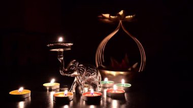 Diyas, dekoratif lambalar diwali, deep abali festivali sırasında küçük fillerle aydınlatılıyor. İyinin kötülüğe karşı, ışığın karanlığa karşı zaferini simgeler. Dipawali ışıkları koyu arka planda, Hindistan.