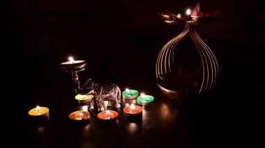 Diyas, dekoratif lambalar diwali, deep abali festivali sırasında küçük fillerle aydınlatılıyor. İyinin kötülüğe karşı, ışığın karanlığa karşı zaferini simgeler. Dipawali ışıkları koyu arka planda, Hindistan.