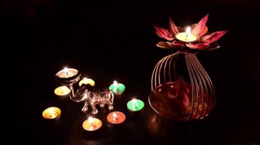 Diyas, dekoratif lambalar diwali, deep abali festivali sırasında küçük fillerle aydınlatılıyor. İyinin kötülüğe karşı, ışığın karanlığa karşı zaferini simgeler. Dipawali ışıkları koyu arka planda, Hindistan.