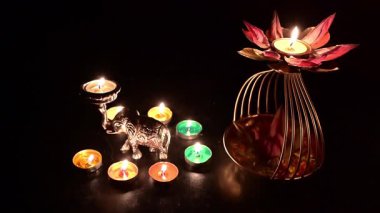 Diyas, dekoratif lambalar diwali, deep abali festivali sırasında küçük fillerle aydınlatılıyor. İyinin kötülüğe karşı, ışığın karanlığa karşı zaferini simgeler. Dipawali ışıkları koyu arka planda, Hindistan.