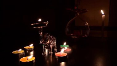 Diyas, dekoratif lambalar diwali, deep abali festivali sırasında küçük fillerle aydınlatılıyor. İyinin kötülüğe karşı, ışığın karanlığa karşı zaferini simgeler. Dipawali ışıkları koyu arka planda, Hindistan.