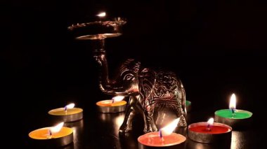 Diyas, dekoratif lambalar diwali, deep abali festivali sırasında küçük fillerle aydınlatılıyor. İyinin kötülüğe karşı, ışığın karanlığa karşı zaferini simgeler. Dipawali ışıkları koyu arka planda, Hindistan.