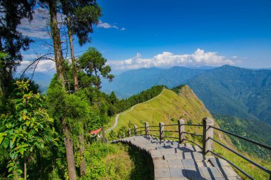 Ufuktaki Himalaya dağlarına doğru ilerleyen merdivenler, Tarey Bhir noktası, ünlü turistik nokta, Sikkim, Hindistan. 'Bhir' kelimesi yerel Nepal dilinde uçurum anlamına geliyor, turistler için uzun bir yol..