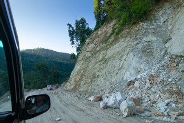 Himalaya Dağları 'ndan Sikkim' e giden yolda yeniden inşa edilmiş yoldan geçen araba. Küresel ısınma, sağanak yağış ve iklim değişikliğinin etkileri. Sikkim, Hindistan.