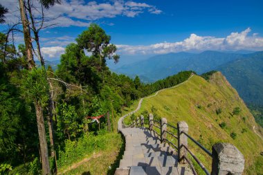 Ufuktaki Himalaya dağlarına doğru giden merdivenler ve mavi gökyüzü, Tarey Bhir noktası, ünlü turistik nokta, Sikkim, Hindistan. Bhir, yerel Nepal dilinde uçurum demek, turistler için uzun bir yol..