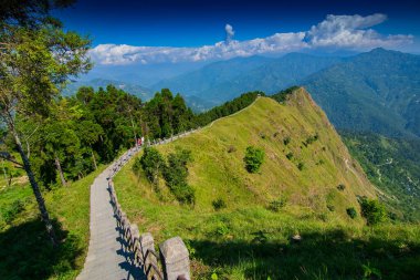Ufuktaki Himalaya dağlarına doğru giden merdivenler ve mavi gökyüzü, Tarey Bhir noktası, ünlü turistik nokta, Sikkim, Hindistan. Bhir, yerel Nepal dilinde uçurum demek, turistler için uzun bir yol..