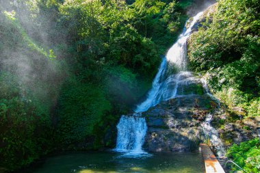 Kanchenjunga Şelalesi, büyük bir şelale kayalık bir dağ yüzeyi üzerinde akan şelale Thingle, Batı Sikkim, Hindistan. Sikkim küçük ve büyük şelalelerle dolu. Sikkim şelalelerle dolu..